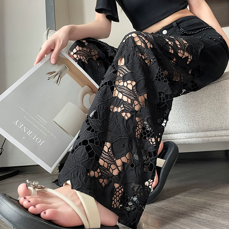 Weite Damen-Hose mit Spitzen und Zierperlen