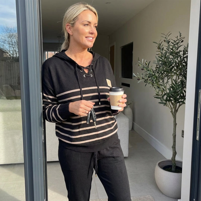 Lässiger Zweiteiler: Gestreiftes Hoodie & knöchellanger Hose