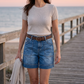 Bermuda-Jeansshorts für Damen mit mittlerer Leibhöhe und Taschen